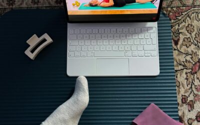 Žmogus atlieka fizinius pratimus namuose naudodamas vandens butelius vietoj svarmenų.