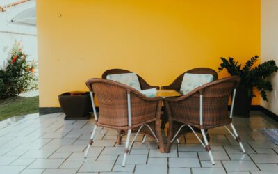 Modernus takelis iš betoninių plytelių jaukiame namų kieme.