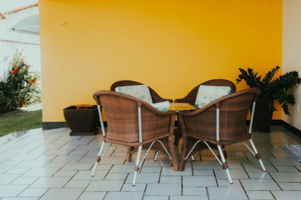 Modernus takelis iš betoninių plytelių jaukiame namų kieme.