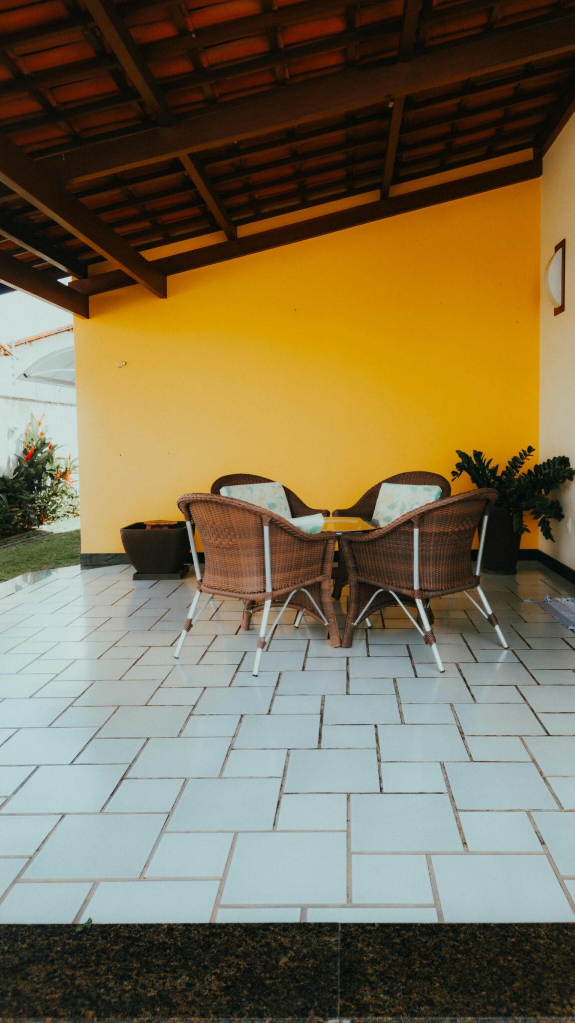 Modernus takelis iš betoninių plytelių jaukiame namų kieme.