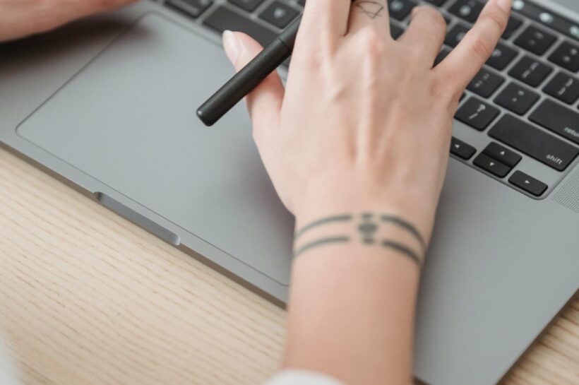 Verslo atstovas analizuojantis svetainės optimizavimo duomenis ir augančius grafikus kompiuterio ekrane.