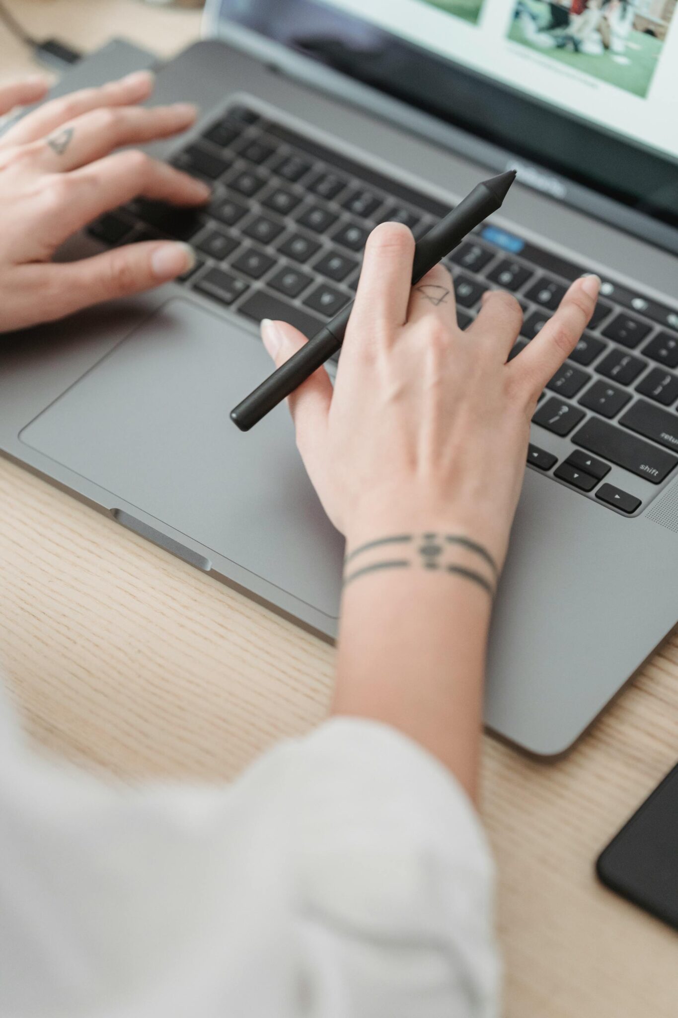 Verslo atstovas analizuojantis svetainės optimizavimo duomenis ir augančius grafikus kompiuterio ekrane.